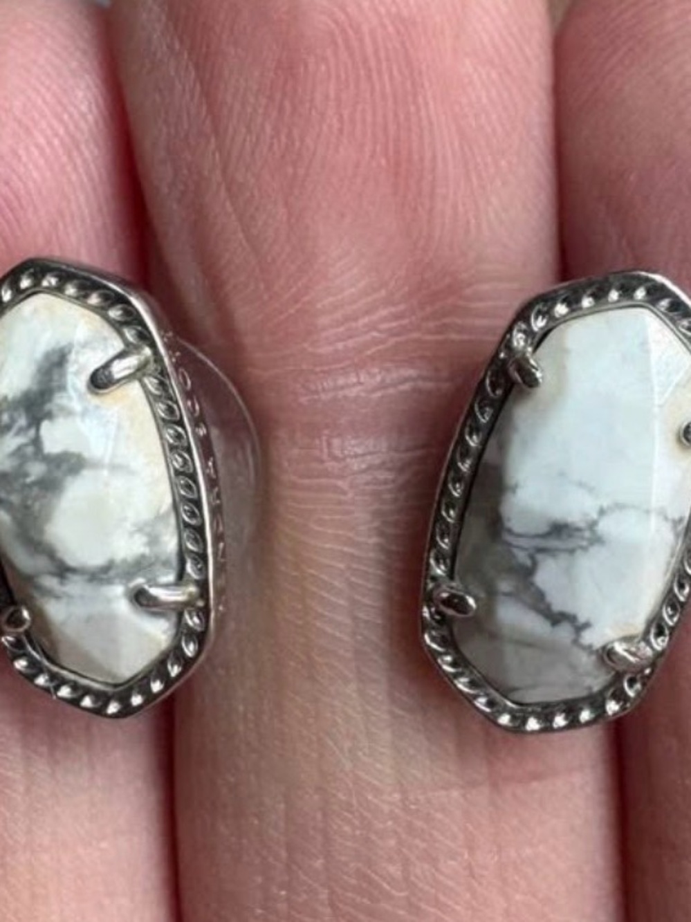 Kendra Scott Ellie Stud Earrings - Picture 2 of 2
